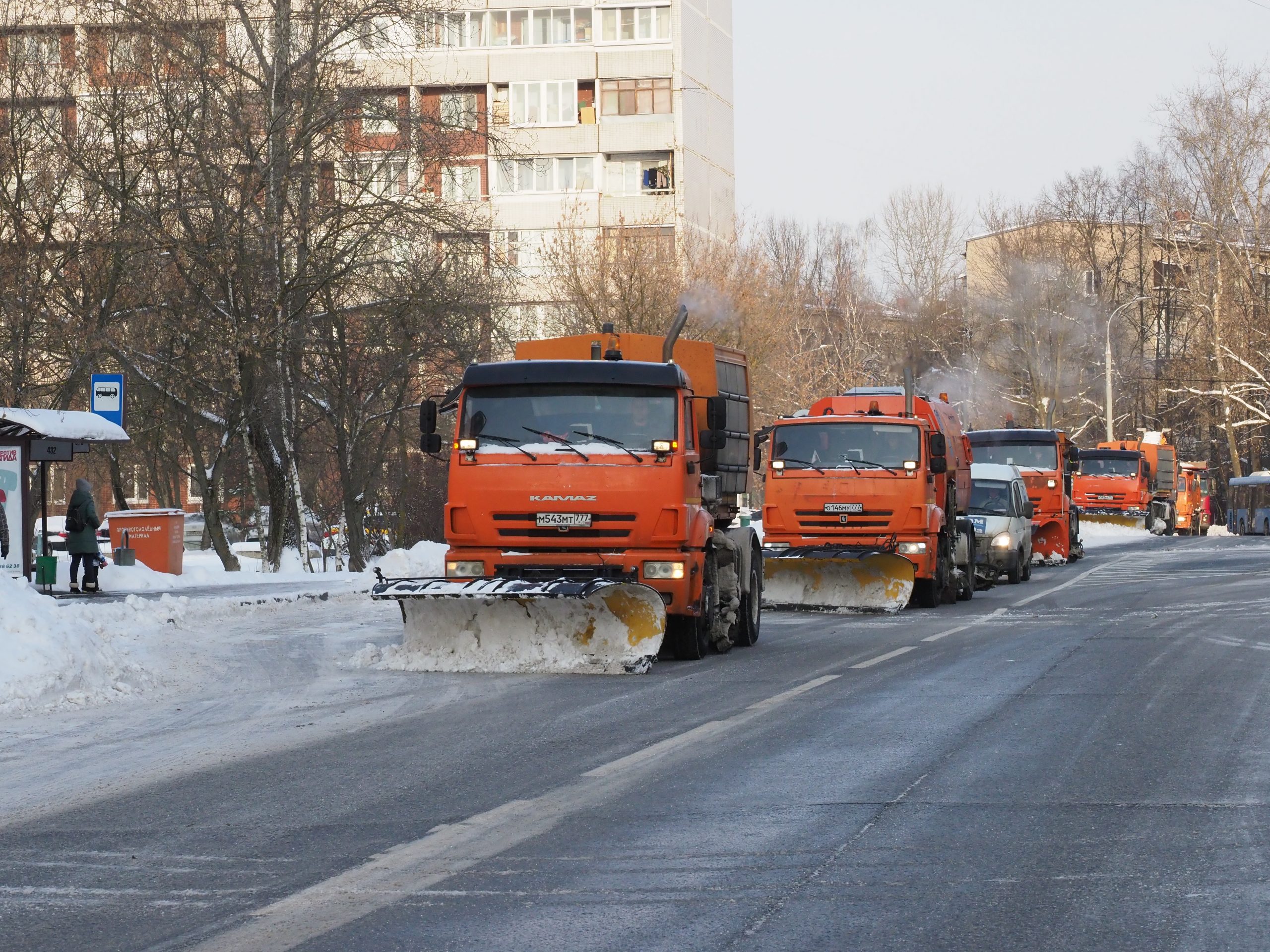Жилищник Новогиреева  убрал снег из двора по просьбе жителей