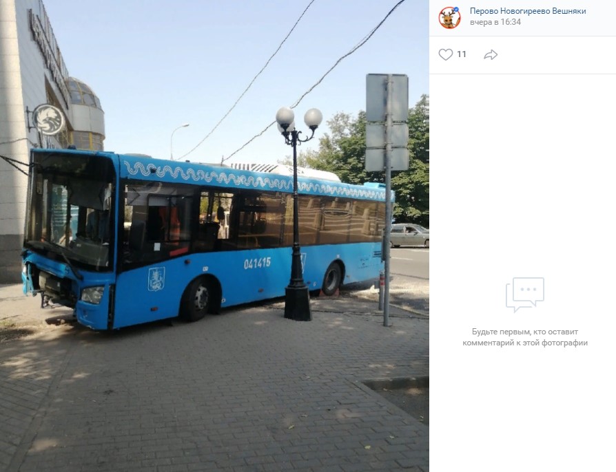 Автобус попал в аварию на тротуаре у метро «Новогиреево»