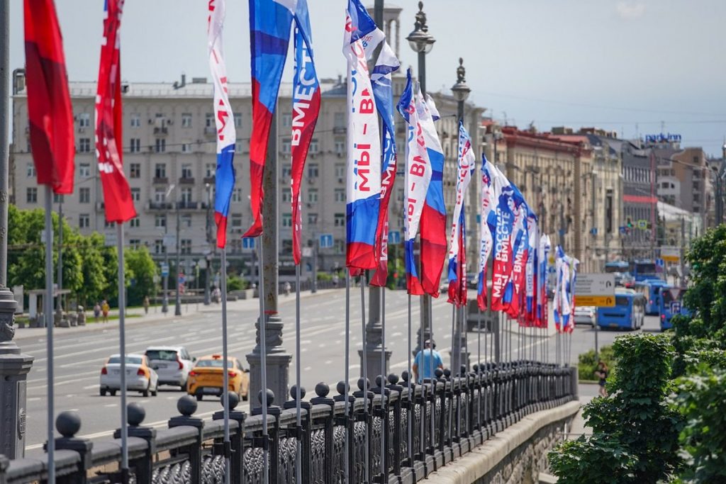 Волонтеры московского пункта отбора на военную службу по контракту помогают кандидатам на всех этапах